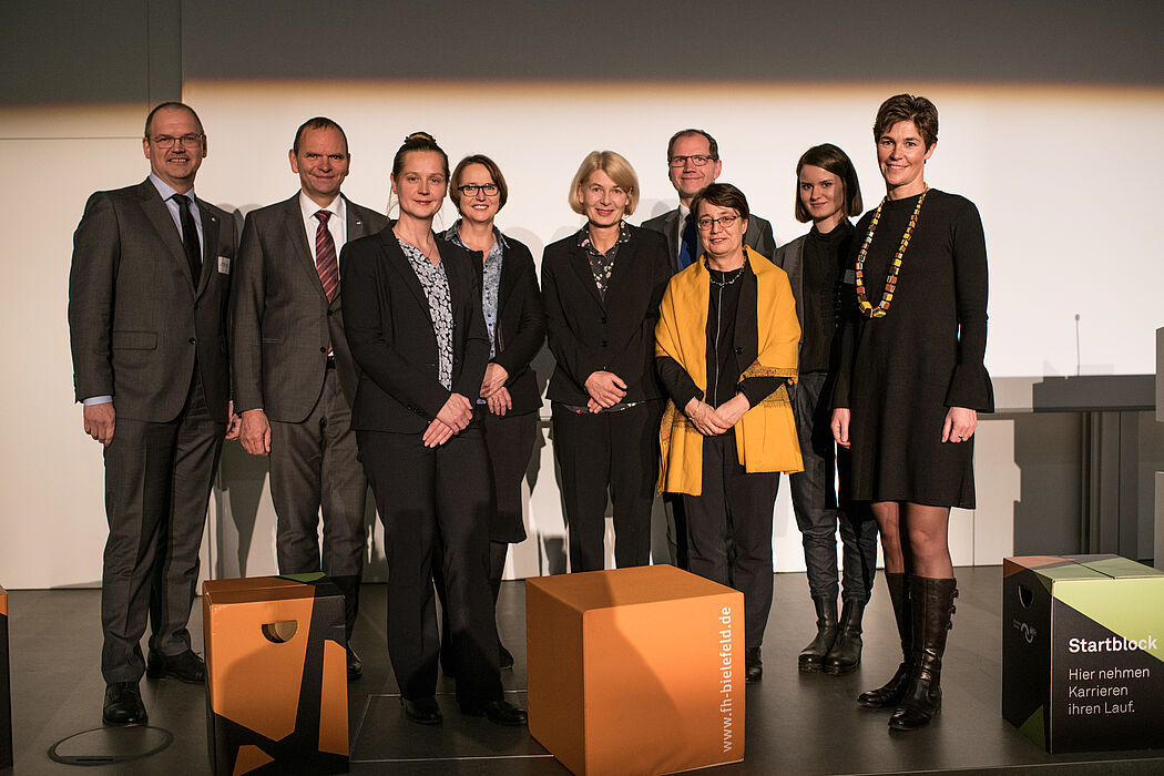 Foto (Stiftung Studienfonds OWL): Stiftungsvorstand, Gastredner und Studienfonds-Geschäftsführerin