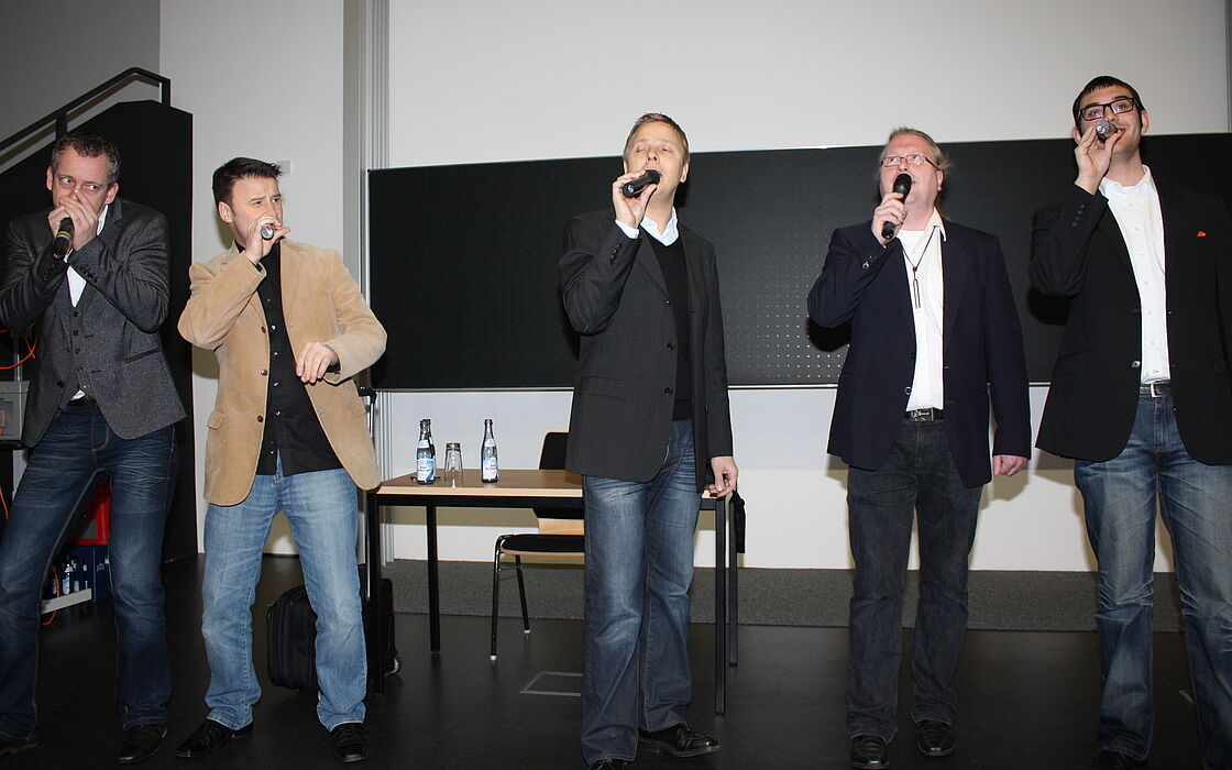 Foto (Universität Paderborn, Patrick Kleibold): Die Unbewegten Männer begleiteten musikalisch die Begrüßungsveranstaltung am Tag der Lehre.