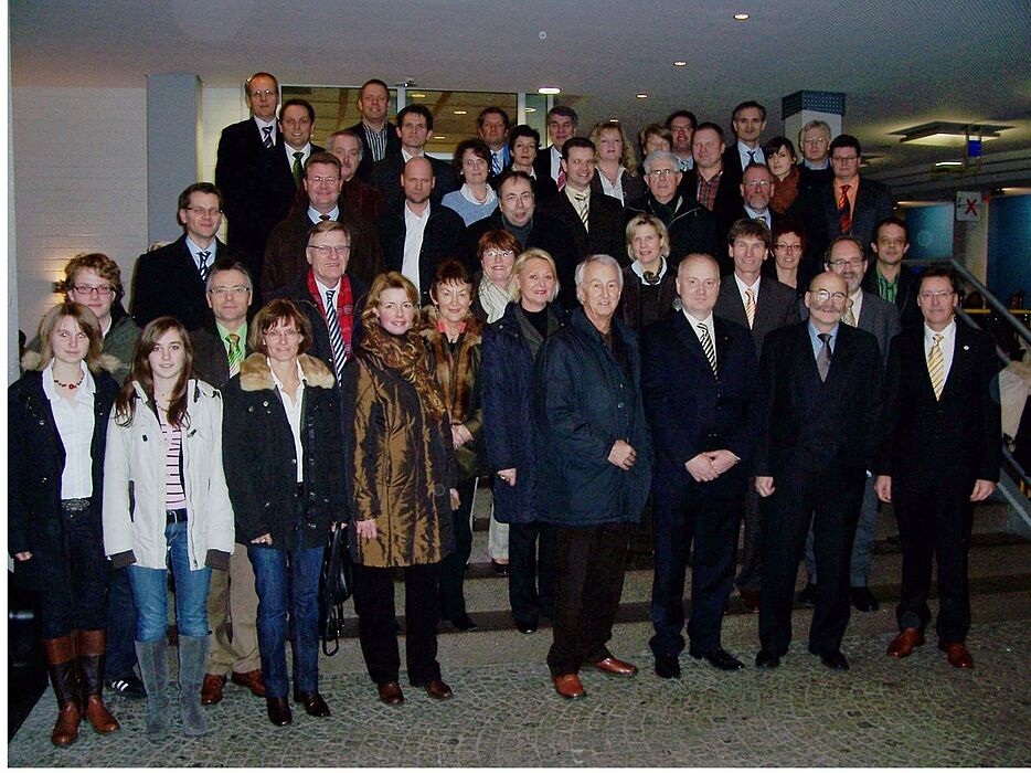 Foto (Mark Heinemann): Die Mitglieder der Wirtschaftsjunioren und des Wirtschaftsclubs Paderborn-Höxter blickten hinter die Kulissen der Universität Paderborn. Organisiert wurde die Veranstaltung von Christoph Schön (vorn rechts), Leiter der neuen Stab