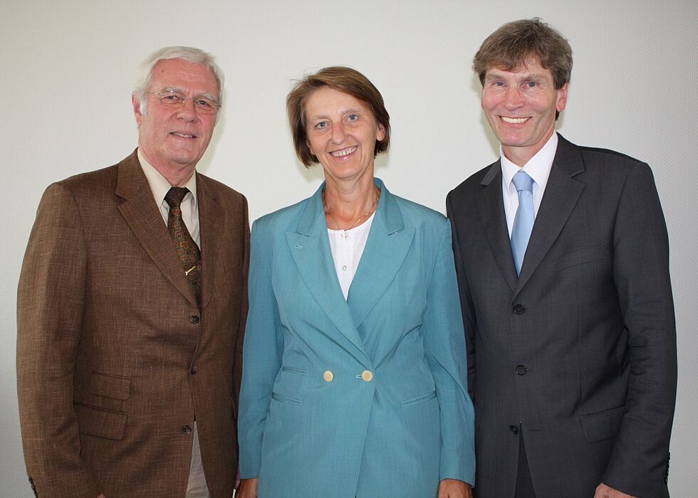 Foto (Universität Paderborn, Frauke Döll): Prof. Dr. Steffen Gronemeyer, Vorsitzender der Universitätsgesellschaft, Referentin Prof. Dr. Bettina Schiller und Uni-Präsident Prof. Dr. Nikolaus Risch.