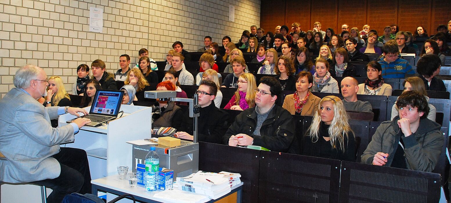Foto (Universität Paderborn, Christoph Streicher): Volles Haus: Dr. Hartmut Lenhard, leitender Direktor des Studienseminars für Lehrämter an den Schulen in Paderborn, berichtete aus dem Lehreralltag.