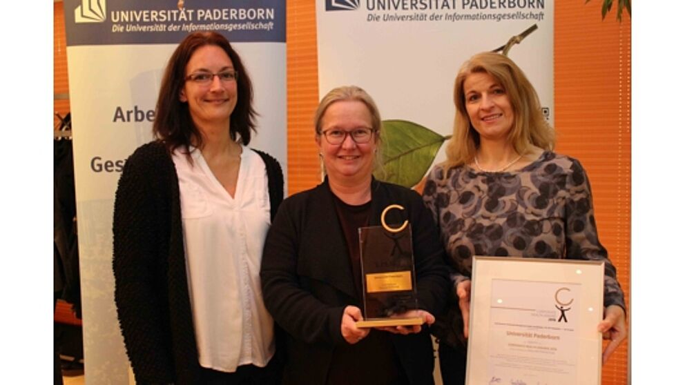 Foto  (Universität Paderborn, Heiko Appelbaum): (v. l. n. r.) Freuen sich über die Auszeichnung: Sandra Bischof, Gesunde Hochschule, Vizepräsidentin Simone Probst und Diana Riedel, Arbeits-, Gesundheits- und Umweltschutz der Universität Paderborn.