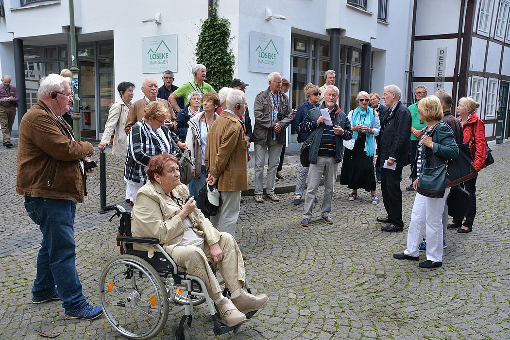 Foto (Studium für Ältere): Chemnitzer Senioren bei der Stadtbesichtigung, geführt von den beiden Mitarbeitern des Paderborner Studiums für Ältere: Alfred Sabellek und Peter Schneider (mit weißem Infoblatt in der Hand).