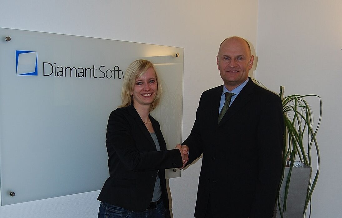 Foto: Setzen sich gemeinsam für die Förderung junger Studierender ein: Julia Buschmann, stellvertretende Geschäftsführerin der Stiftung Studienfonds OWL, und Rüdiger Müller, kaufmännischer Geschäftsführer der Diamant Software GmbH in Bielefeld.
