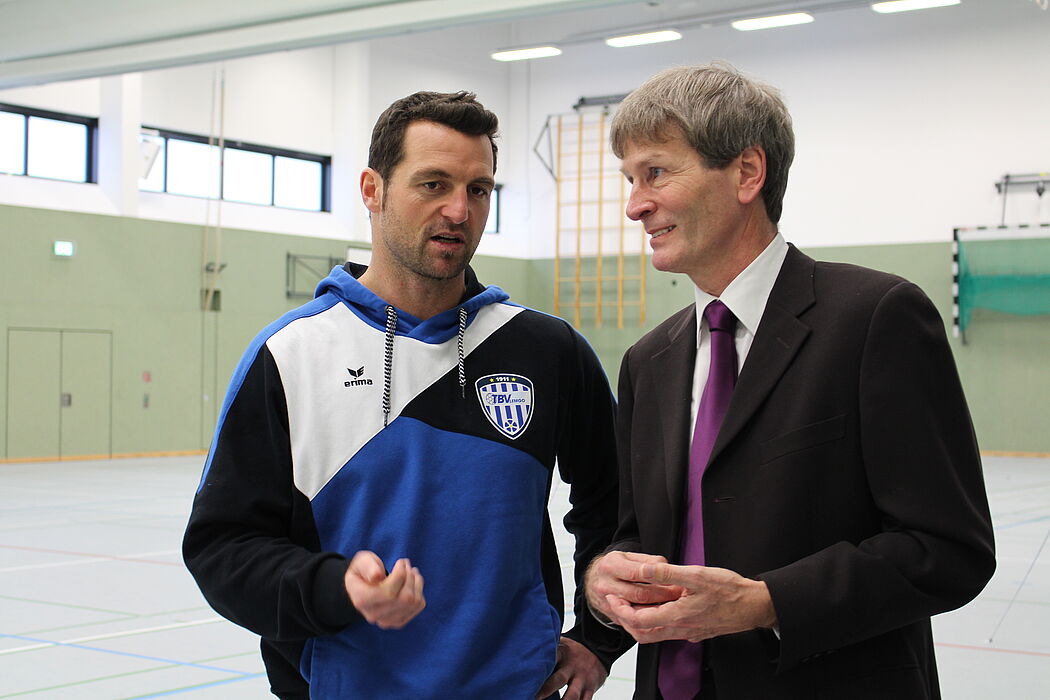 Foto (Universität Paderborn, Frauke Döll): Im Gespräch: Uni-Präsident Nikolaus Risch mit dem Trainer des TBV Lemgo, Florian Kehrmann.