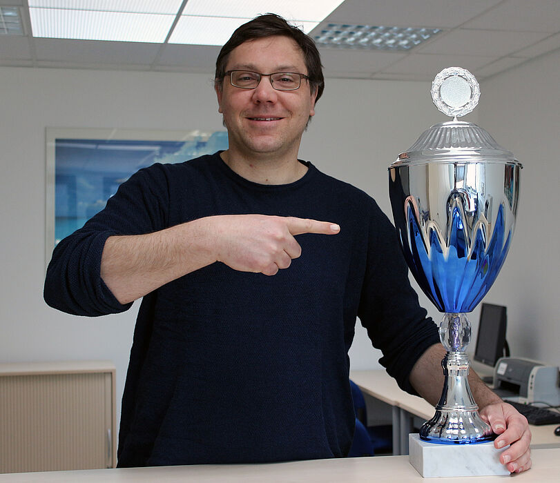 Foto (Heiko Appelbaum): Ausgezeichnet: Uli Kussin, Leiter des Hochschulsports der Universität Paderborn, freut sich über den ersten Platz.