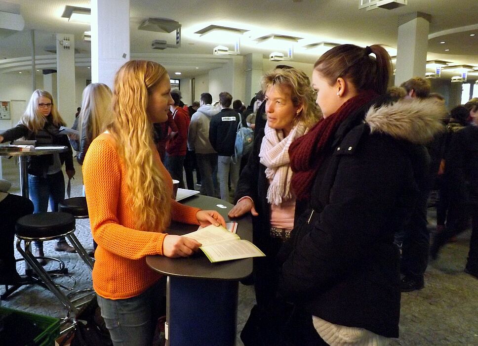 Foto (Universität Paderborn, Jasmin Rostam): Sina Rüweler (li.) vom PLAZ informiert über das Lehramtsstudium.