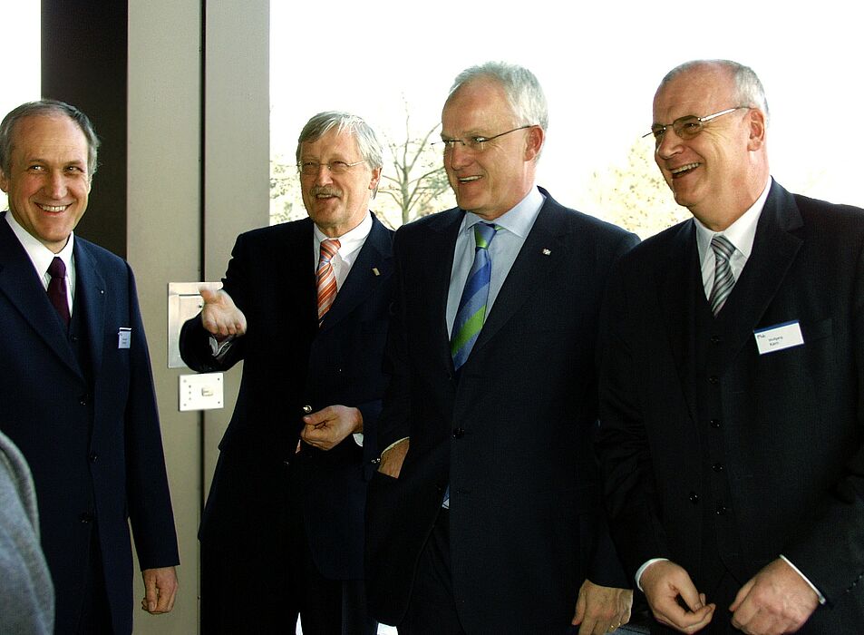 Foto (Adelheid Rutenburges): C-LAB-Vorstand Prof. Dr. Franz-Josef Rammig, Universität Paderborn, Paderborns Bürgermeister Heinz Paus, NRW-Ministerpräsident Dr. Jürgen Rüttgers und C-LAB-Vorstand Dr. Wolfgang Kern, Siemens