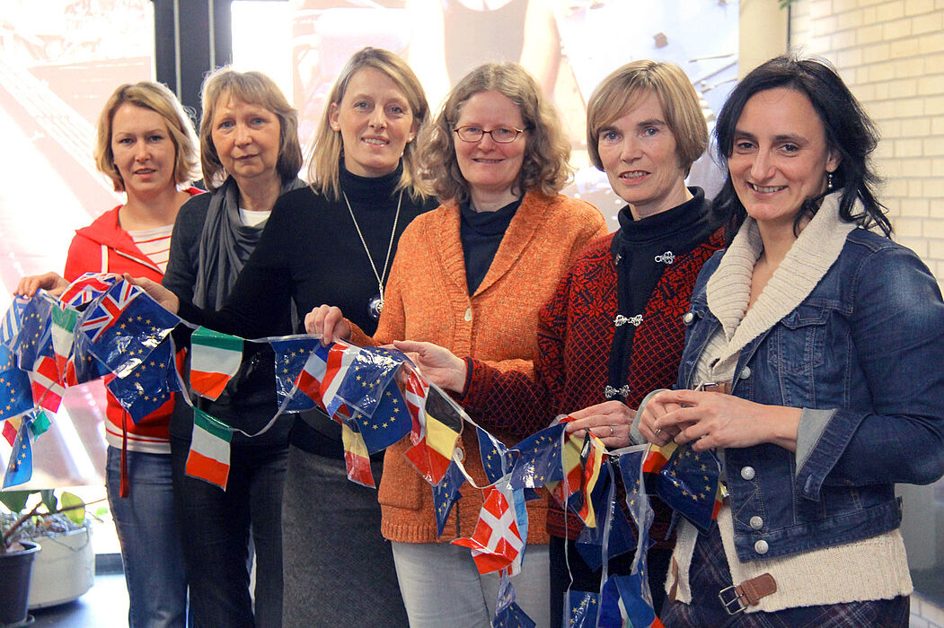 Foto (Katharina Vokoun): Organisieren die Regionalkonferenz in OWL (v. l.): Sandra Schoeß, Barbara Lawatzki (beide FH Bielefeld), Monika Riedenklau (Fachhochschule des Mittelstandes Bielefeld), Karin Kruse (Universität Bielefeld), Beth Adams-Ray (Univer