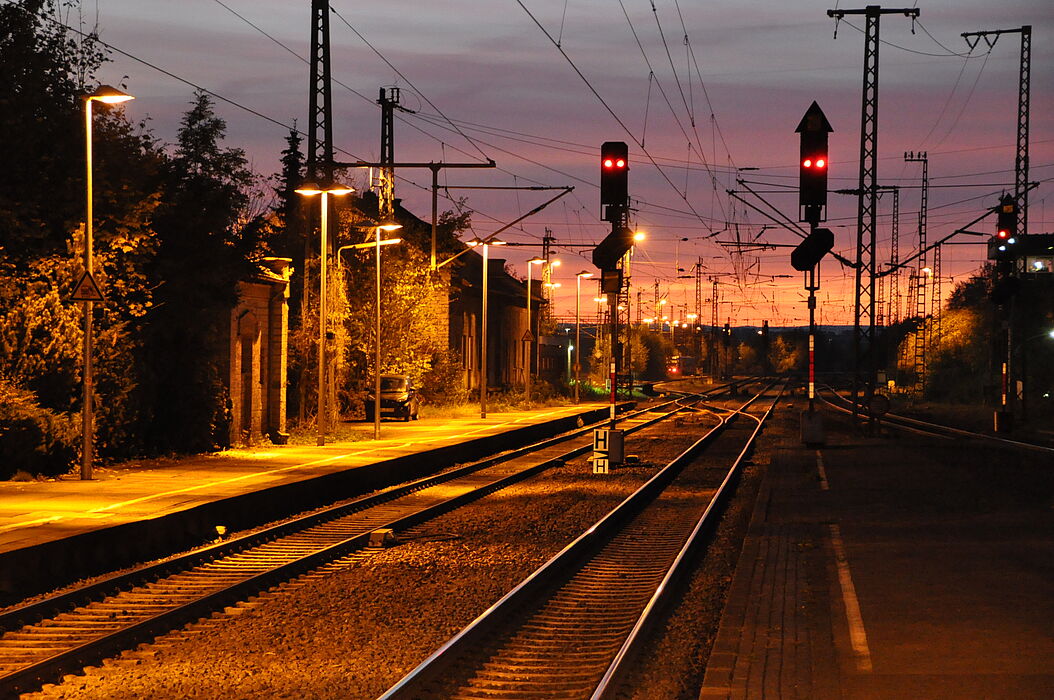 Abbildung: Bahnsteige im Dämmerlicht