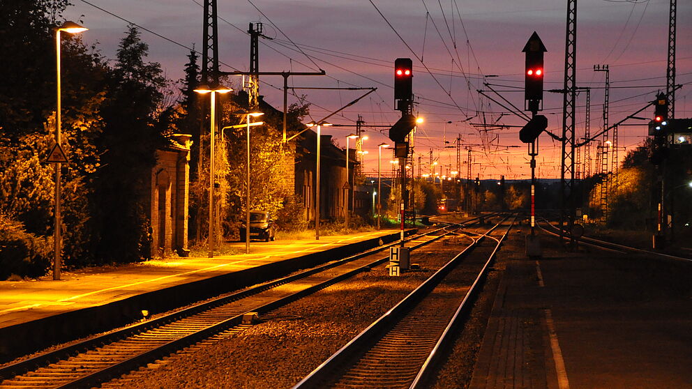 Abbildung: Bahnsteige im Dämmerlicht