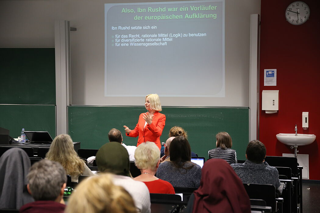 Foto: Universität Paderborn, Melina Kiziroglou. Prof. Dr. Albertini während ihres Vortrages „Ibn Rushd oder Averroes – Wer hat die Aufklärung erfunden?“ im Kolloquium zur Philosophie.