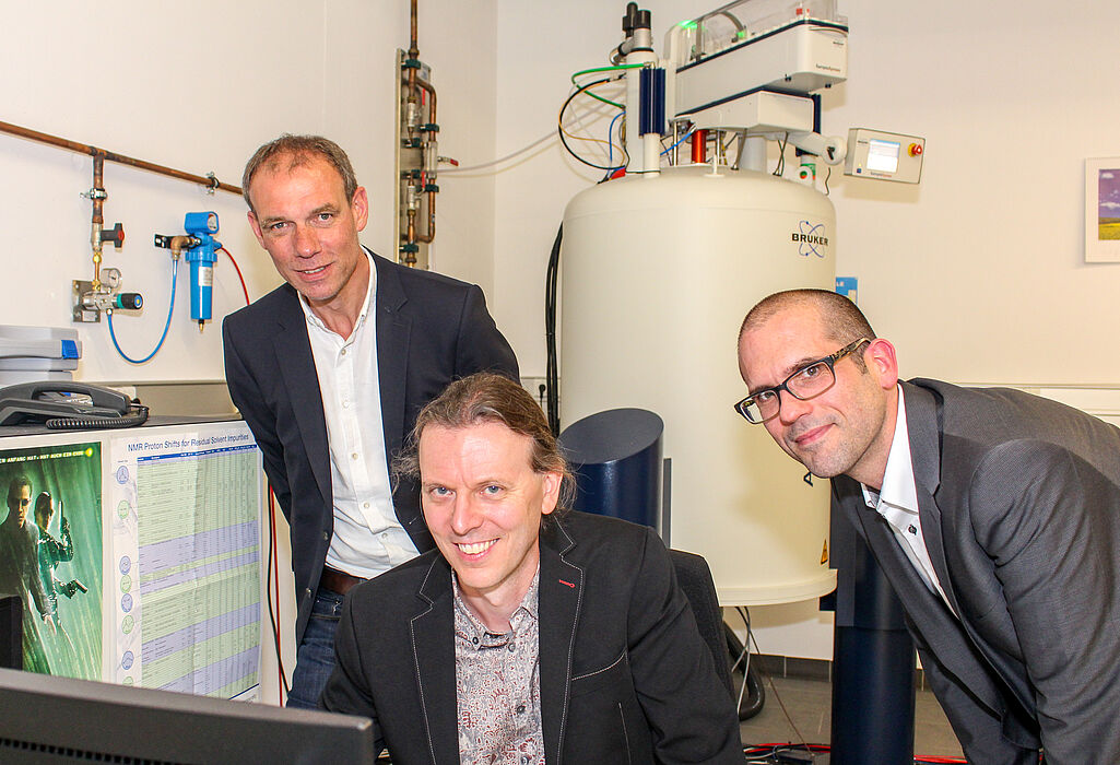 Foto (Universität Paderborn, Johannes Pauly): Forschung am neuen Großgerät (Hintergrund): v. l. Prof. Dr. Johannes Blömer, Dr. Ingo Schnell und Prof. Dr. Jan Paradies.