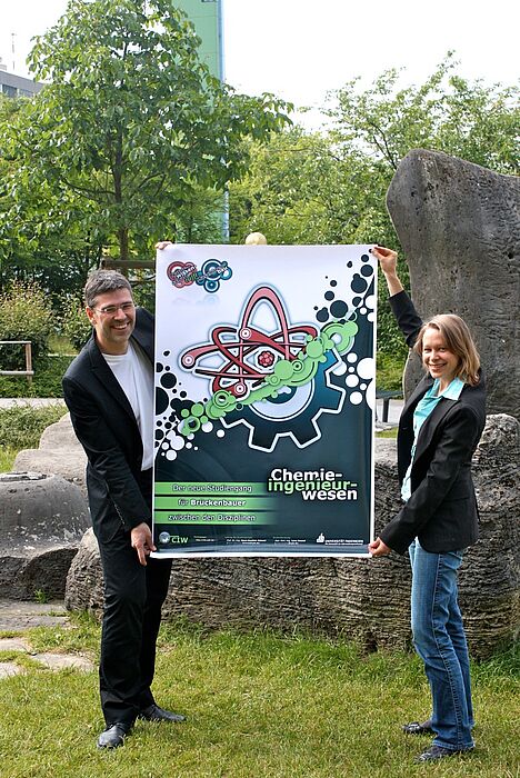 Foto (Universität Paderborn): (v. li.): Prof. Dr.-Ing. Hans-Joachim Schmid und Dipl.-Wirt.-Ing. Lena Knobel vom Lehrstuhl für Mechanische Verfahrenstechnik und Umweltverfahrenstechnik der Universität Paderborn freuen sich auf viele Studierende für den