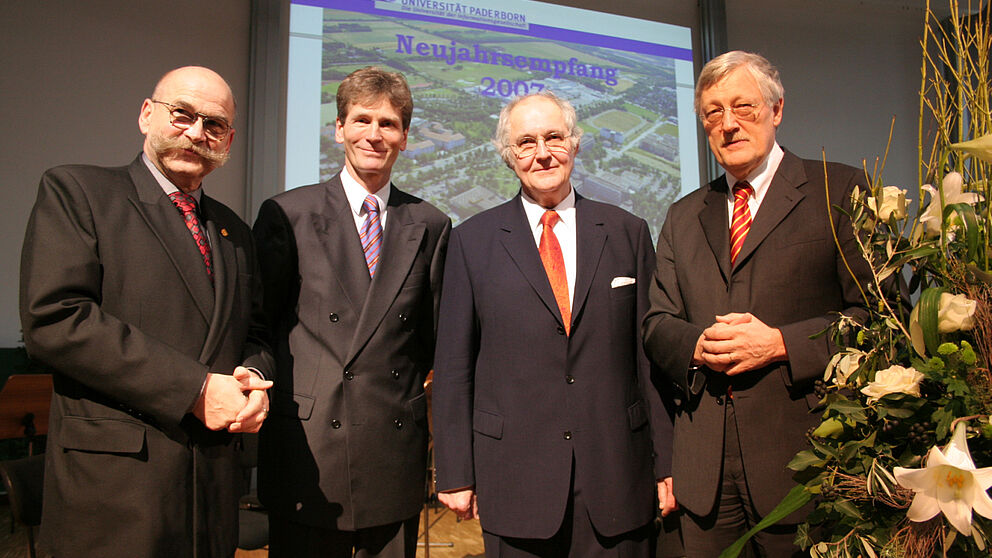Foto (Heiko Appelbaum): Beim 31. Neujahrsempfang der Universität Paderborn im Audimax (v. li.): Uni-Kanzler Jürgen Plato, Uni-Rektor Prof. Dr. Nikolaus Risch, Festredner Prof. Dr. Peter Janich, Universität in Marburg, und Paderborns Bürgermeister Hein