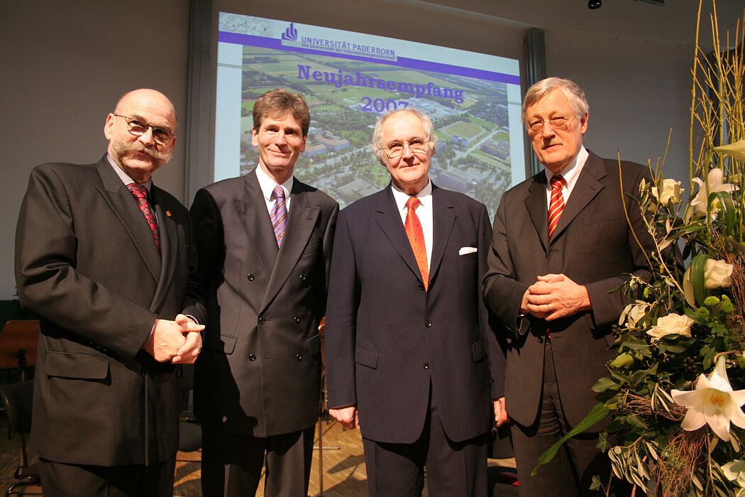 Foto (Heiko Appelbaum): Beim 31. Neujahrsempfang der Universität Paderborn im Audimax (v. li.): Uni-Kanzler Jürgen Plato, Uni-Rektor Prof. Dr. Nikolaus Risch, Festredner Prof. Dr. Peter Janich, Universität in Marburg, und Paderborns Bürgermeister Hein