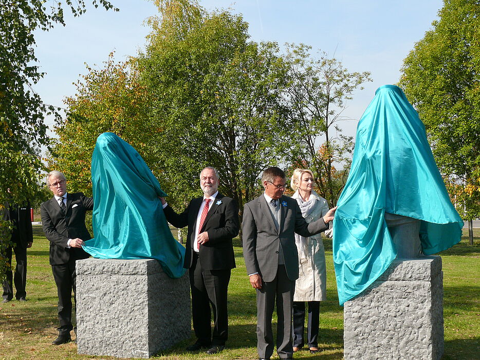 Foto: Enthüllung des Denkmals „Trauernde Eltern“ von Käthe Kollwitz vor dem deutschen Kriegsgräberfriedhof, Rshew, durch den Botschafter der Bundesrepublik Deutschland Rüdiger Freiherr von Fritsch und den Präsidenten des Volksbundes Markus Meckel