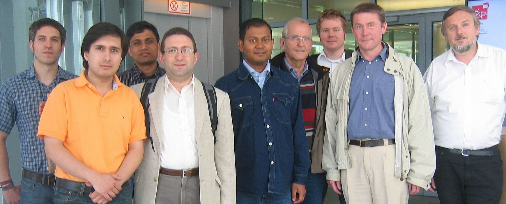 Foto (Universität Paderborn): Fachgebietsleiter der Elektrotechnik Prof. Dr.-Ing. Andreas Thiede und sein Team freuen sich über den neuen Geschwindigkeitsweltrekord, den der Doktorand Ahmed Awny erzielen konnte.