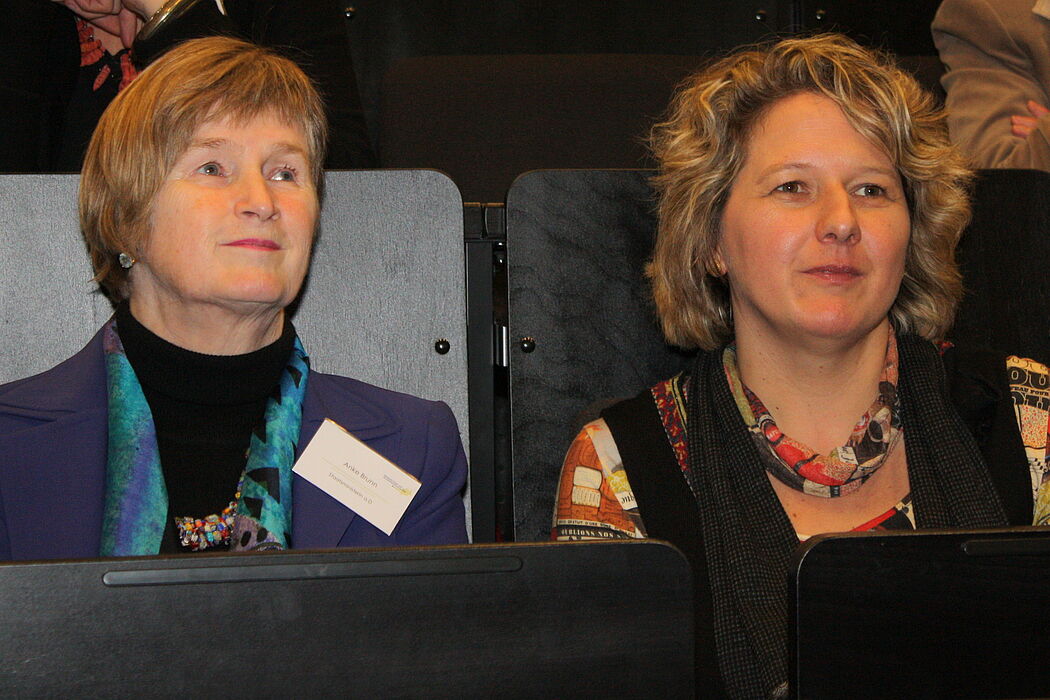 Foto (Universität Paderborn, Patrick Kleibold): Die Wissenschaftsministerinnen Svenja Schulze (r.) und Anke Brunn anlässlich des 25-jährigen Gründungsjubiläums des Netzwerkes Frauen- und Geschlechterforschung NRW.