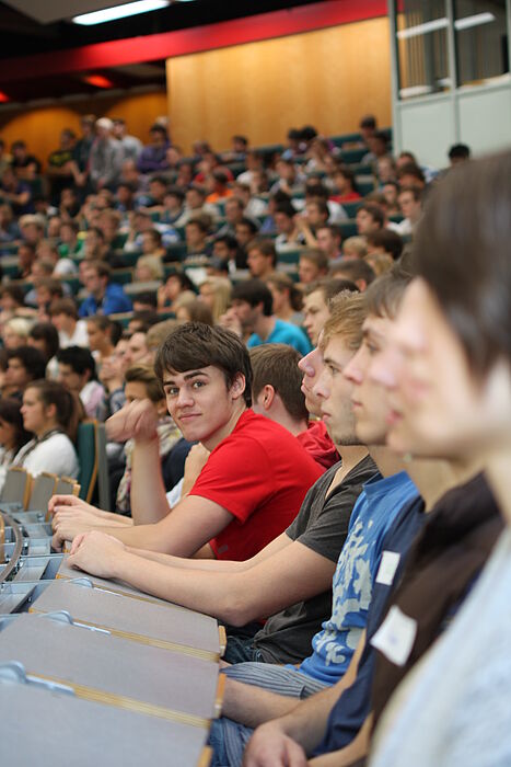 Foto (Universität Paderborn, Patrick Kleibold): Begrüßung der Erstsemester im Audimax
