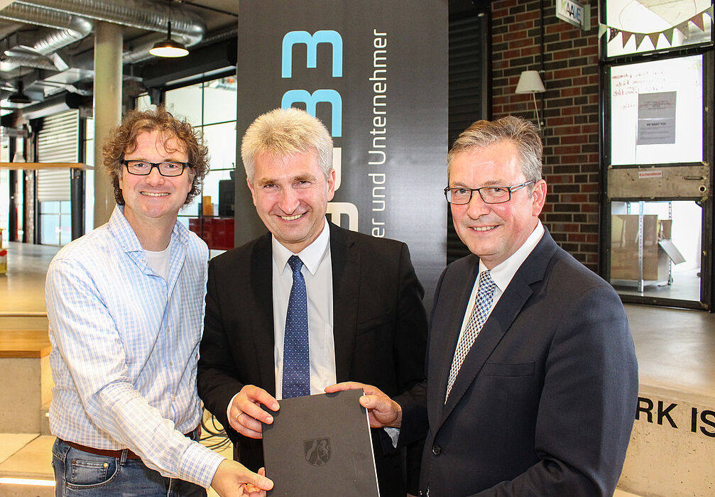 Foto (Universität Paderborn, Johannes Pauly): (v. l.) Prof. Dr. Rüdiger Kabst, Prof. Dr. Andreas Pinkwart und Bürgermeister Michael Dreier.