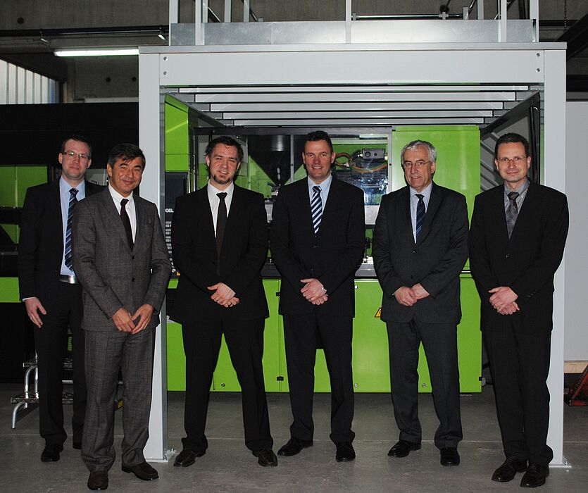 Foto (Universität Paderborn): Die Spritzgießmaschine der Firma Engel steht jetzt im Kunststofflabor, K-Lab, v. li.: Dr. Martin Schäfers, Oberingenieur Kunststofftechnik Paderborn (KTP), Dr. Peter Neumann, Vorsitzender der Geschäftsführer der Engel Ho