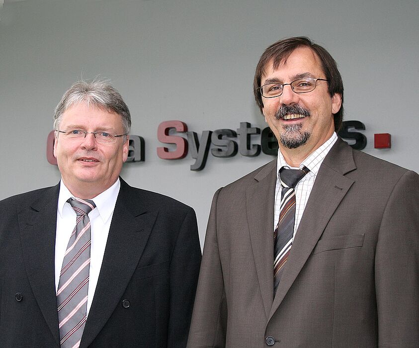 Foto: Freuen sich auf erfolgreiche Zusammenarbeit (v. li.): Rainer Neumann, CEO Orga Systems GmbH, und Prof. Dr. Gregor Engels, Vorstandsvorsitzender s-lab