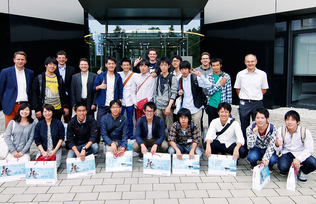 Foto: Die Gäste aus Tohoku beim Besuch des Unternehmens dSPACE in Paderborn mit Prof. Dr. Stefan Jungblut (hinten, links), zusammen mit Bernd Schäfers-Maiwald (2. Reihe, links), Dirk Berneck (2. Reihe, 3. v. l.) und Reimund Wischnewski (2. Reihe, rechts