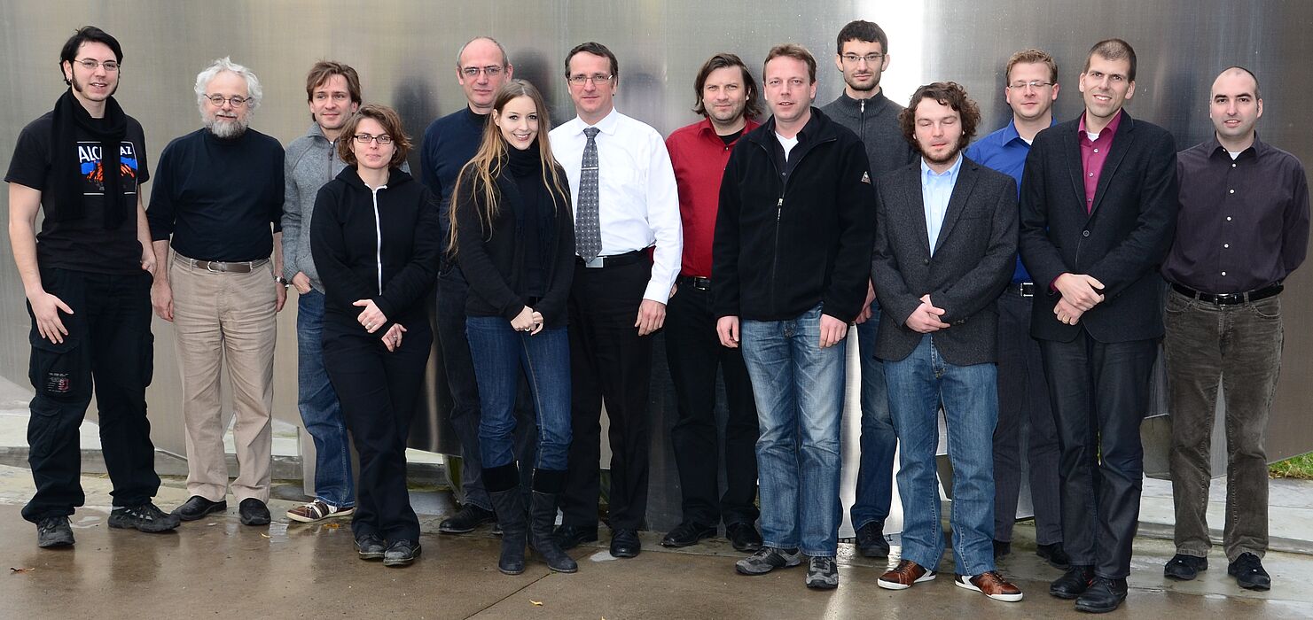 Foto (Universität Paderborn): Das Team des Lehrstuhls für Werkstoffkunde an der Fakultät für Maschinenbau der Universität Paderborn mit Prof. Dr.-Ing. Hans-Jürgen Maier (7. v. li.) und Dr.-Ing. Thomas Niendorf (2. v. re.).