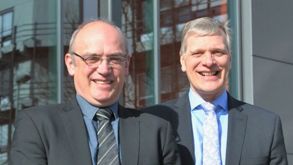 Foto (Universität Paderborn, Catherina Niedenführ): (v. l.) Prof. Dr.-Ing. Mirko Schaper und Prof. Dr.-Ing. Volker Schöppner.