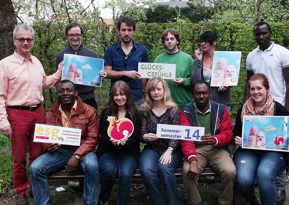Foto (ESG): Neben Studierenden sind zu sehen: Untere Reihe: Links: Gabin Wabo, Angelique Smorra, Mitte: Alexandra Schmidt. Rechts: Jessica Müller. Hintere Reihe links: Matthias Surall, 2. von rechts: Elisabeth Jansen.
