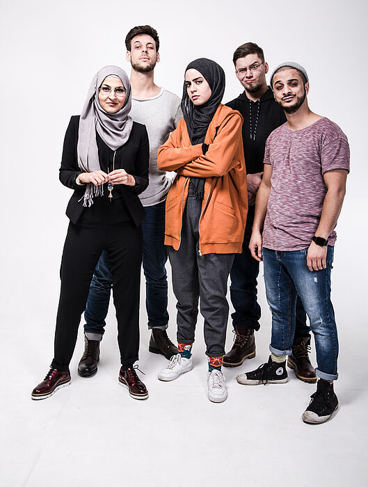„Datteltäter“ für den Grimme Online Award nominiert – Paderborner Studentin macht mit ihrem Team politische Satire