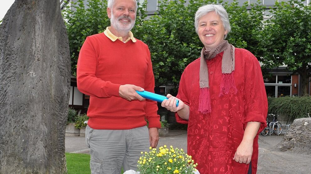 Foto: (Mark Heinemann) Symbolische Übergabe: Dr. Uwe Rheker reicht den Staffelstab an Barbara Sawall weiter. Sie wird künftig die Belange der Studierenden mit Behinderungen an der Universität Paderborn vertreten. Eine Aufgabe, die Dr. Rheker fast 30 Ja
