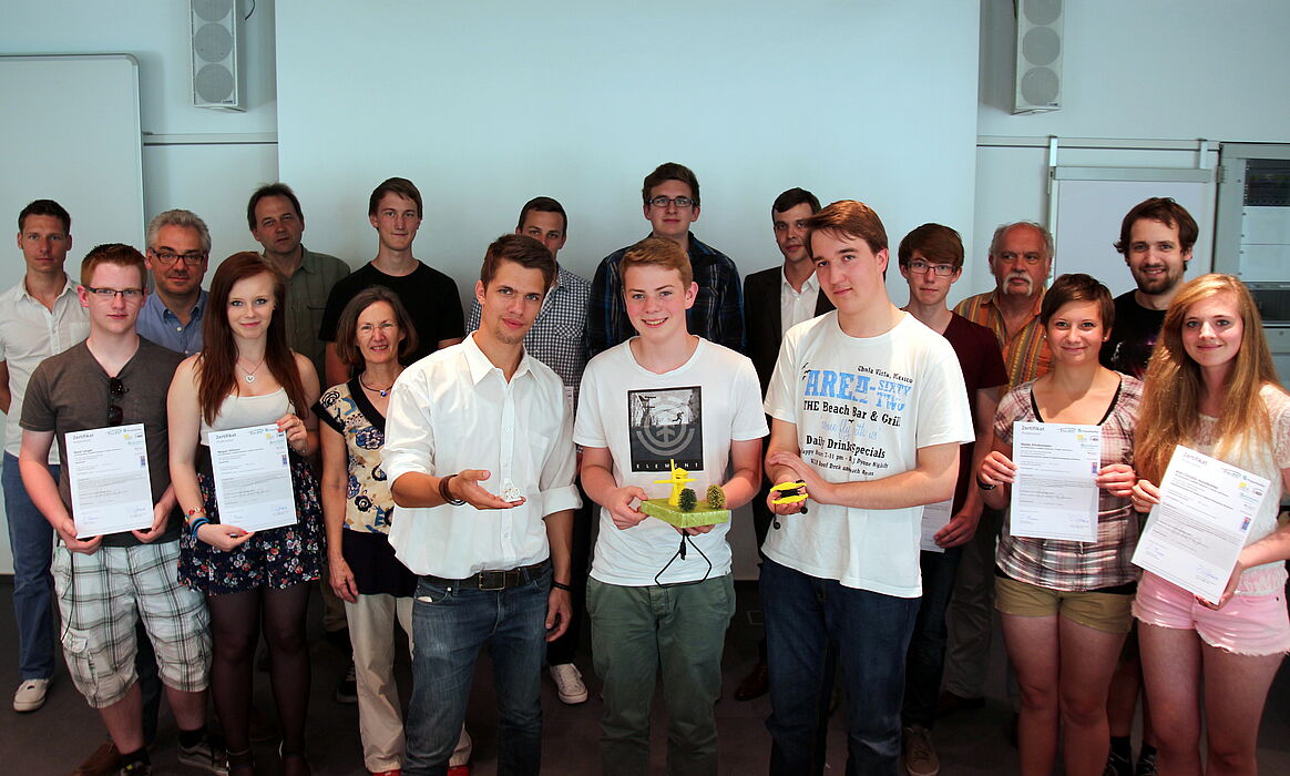 Foto (Universität Paderborn, Vanessa Dreibrodt): Die Teilnehmer des Projekts Lab2Venture präsentieren ihre Modelle. Darüber freuen sich: Dr. Eric Klemp, DMRC (3. v. l.), Dr. Jürgen Domjahn, Schülerlabor CoolMint Paderborn (4. v. l.), Martina Parrisiu
