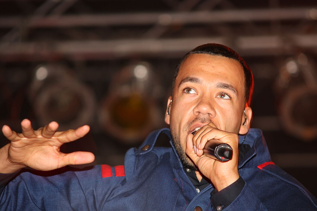 Foto (Universität Paderborn, Patrick Kleibold): Hauptact beim Sommerfestival 2011 war Culcha Candela. Bei einer Umfrage unter den Studierenden war sie die fünft-meistgewünschte Band – und zog massig Publikum vor die Hauptbühne am Audimax.