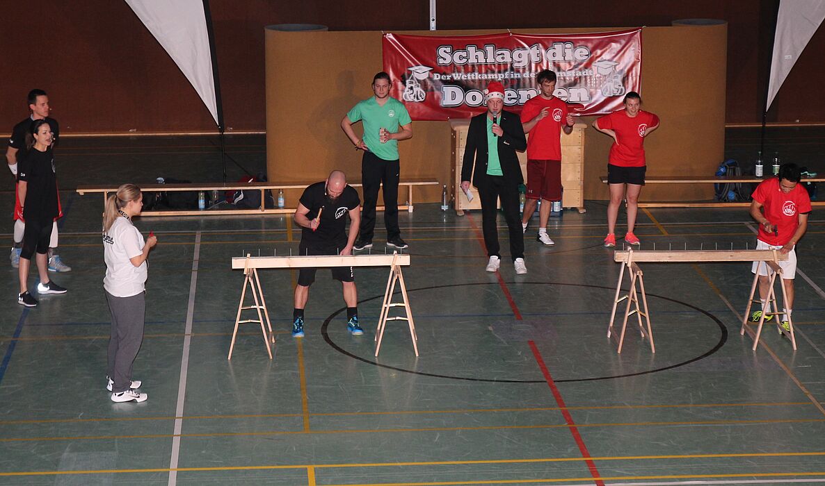 Foto (Universität Paderborn, Björn Heerdegen): Den Nagel auf den Kopf getroffen: Björn Schmitz (links) und Dieter Loung (rechts) messen sich in handwerklichem Geschick.