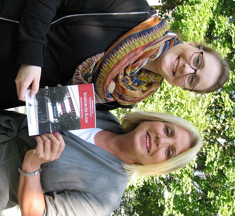 Foto: Druckfrisch präsentierten Katharina Braun (links), studentische Hilfskraft, und Birgitt Lammert, ehrenamtliche Koordinatorin zwischen der Universität Paderborn und dem Paderborner Projekt „Marktplatz für Bürger-Engagement“, den Studienführe