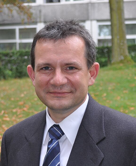Foto (Universität Paderborn): Prof. Dr. rer. nat. Thomas Tröster