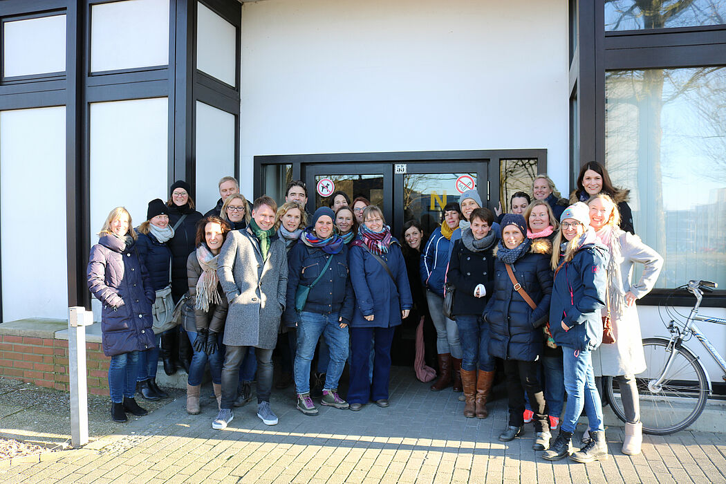 Foto (Universität Paderborn, Alexandra Dickhoff): Bei der zweiten Campus-Tour haben ehemalige Geographie- und Tourismus-Studierende die UPB unsicher gemacht.