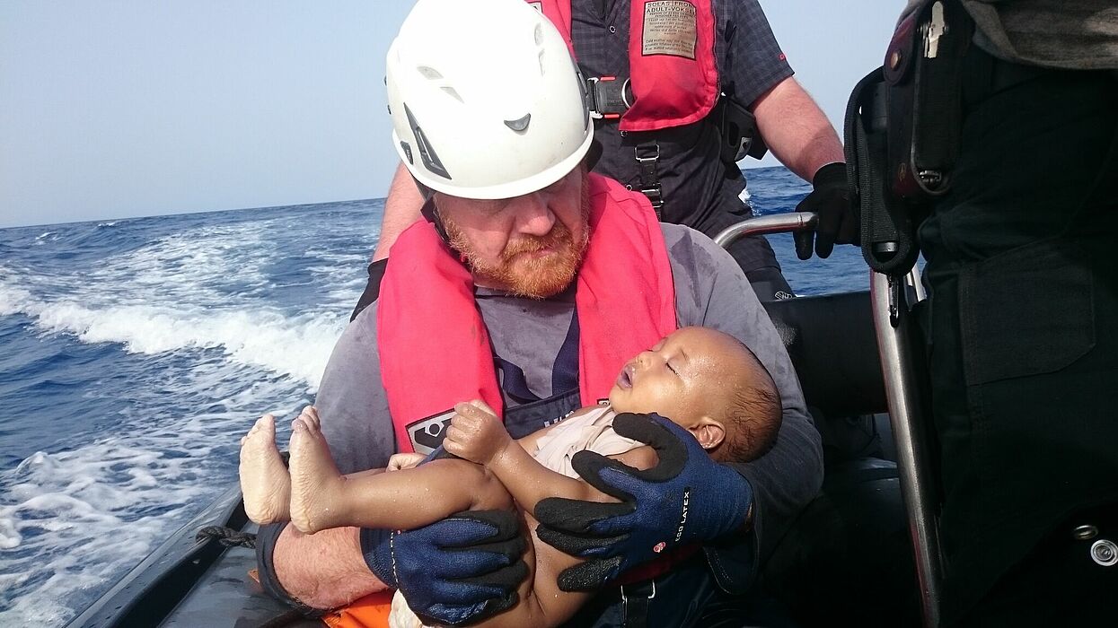 Foto (Christian Büttner): Martin Kolek bei seinem Einsatz auf der Sea-Watch.