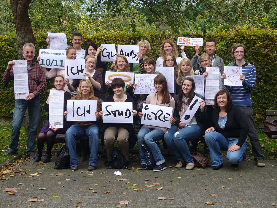 Foto: Auf dem Foto sind neben zahlreichen Studierenden folgende ESG-Mitarbeitende zu sehen: Ganz links: Studierendenpfarrer Matthias Surall, daneben sitzend: Gemeindeassistentin Karolin Marx und ganz rechts Gemeindeassistentin Sonja Güttler.