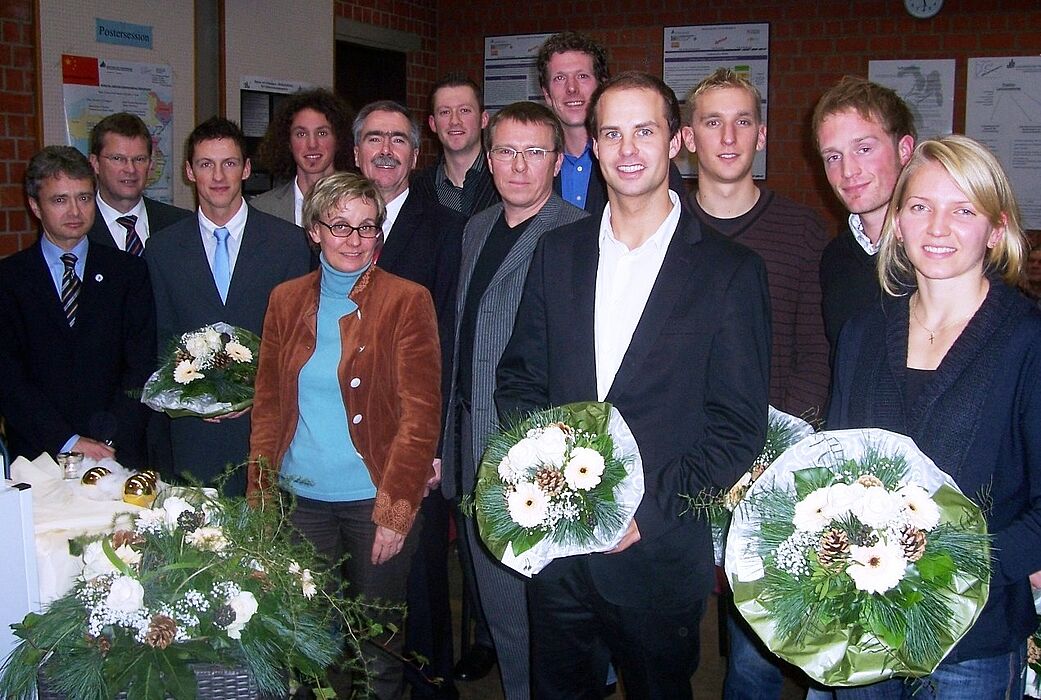 Foto: (Mark Heinemann): (v. li.): Prof. Dr. Bernd Frick, Prof. Dr. Norbert Olivier, Marcel Pillath, Jan Moritz Lichte, Prof. Dr. Kirsten Schlegel-Matthies, Hans Laven, Sebastian Striewe, Prof. Dr. Hans Peter Brandl-Bredenbeck, Arne Steffen, Volker Hegmann