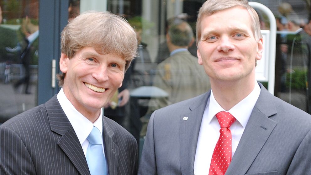 Foto (Universität Paderborn, Christiane Bernert): Prof. Dr.-Ing. Volker Schöppner (r.) und Präsident Prof. Dr. Nikolaus Risch