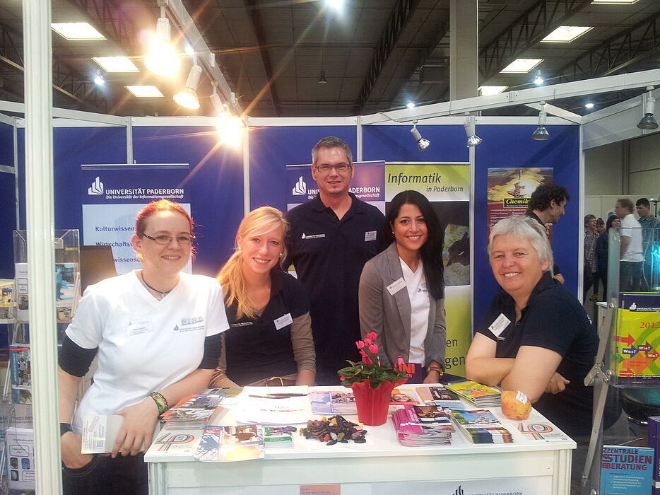 Foto: Auf dem Messestand der Einstieg Abi in Dortmund (v. l.): Ines Eckardt (Projekt Frauen gestalten die Informationsgesellschaft), Lisa Riekschnietz und Jörn Sickelmann (ZSB), Anja Demir (Frauen gestalten die Informationsgesellschaft), Barbara Sawall (