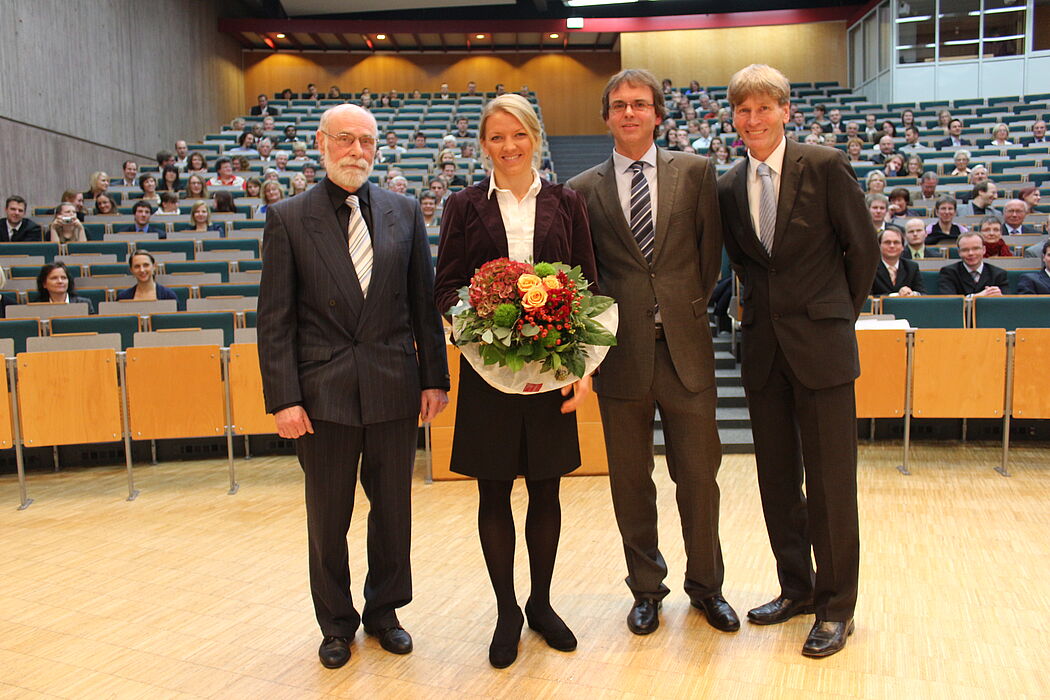 Foto (Universität Paderborn, Heiko Appelbaum): (v. l.) Prof. Dr. Michael Weiß, Department Sport und Gesundheit; Lilli Schwarzkopf, Olympische Silbermedaille im Siebenkampf 2012; Prof. Dr. Torsten Meier, Dekan der Fakultät für Naturwissenschaften; Prof