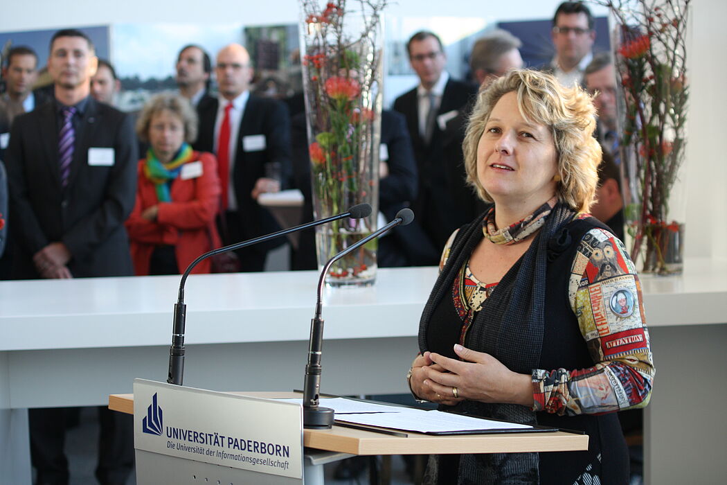 Foto (Universität Paderborn, Patrick Kleibold): Die nordrhein-westfälische Wissenschaftsministerin Svenja Schulze hat heute mit dem Forschungszentrum "Intelligente Technische Systeme" den ersten Baustein des Forschungsclusters "Zukunftsmeile Fürstenall