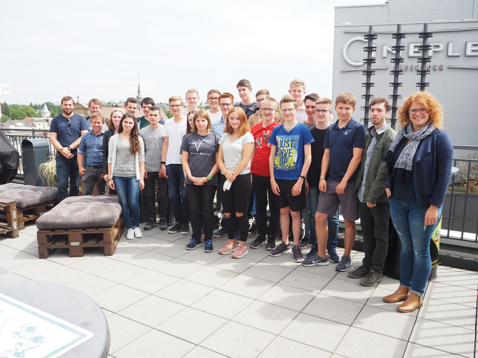 Die zufriedenen Teilnehmer*innen der Sommerschule und Lisa-Marie Brixius (1. v. r.) vom Sponsor dSPACE