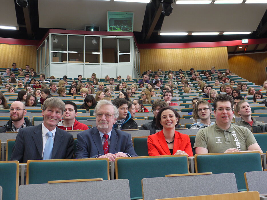 Abbildung (Heike Probst): Begrüßten die „Erstis“ (v. l. n. r.): Prof. Dr. Nikolaus Risch (Präsident Universität Paderborn), Prof. Dr. Dr. h. c. mult. Peter Freese (Alumni Paderborn), Dr. Yvonne Salman (Zentrale Studienberatung) und Florian Rittmei