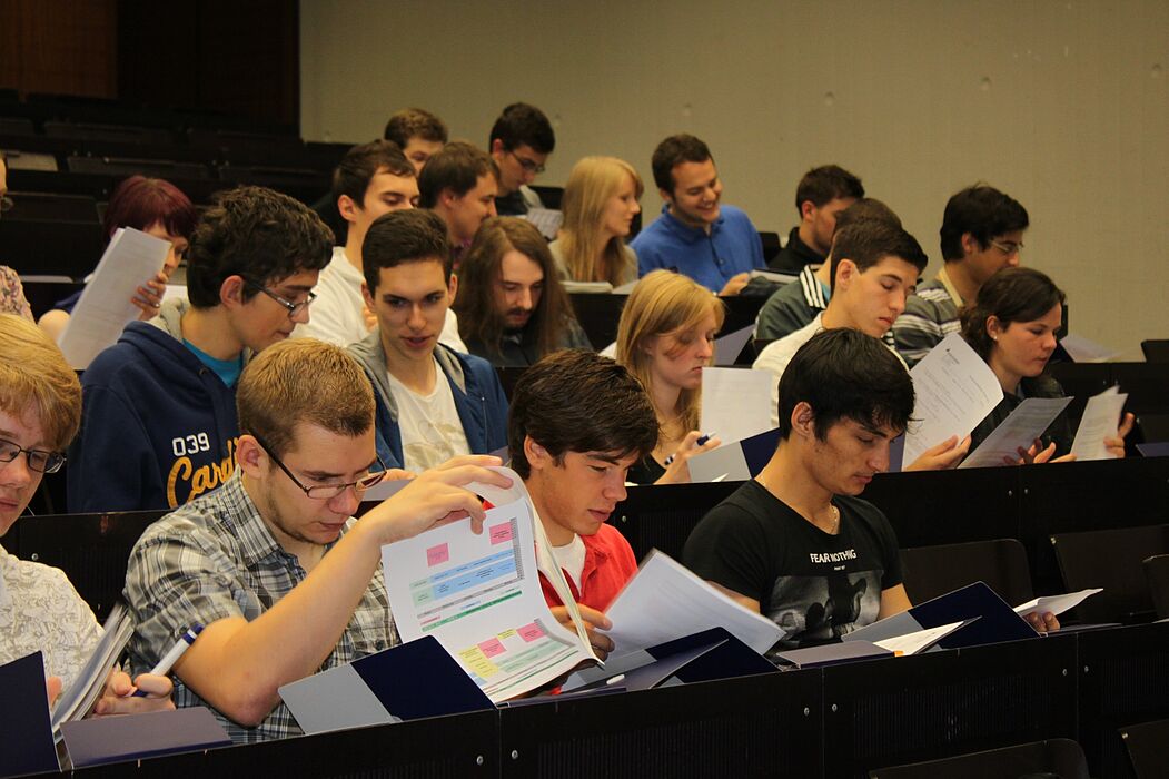 Foto (Universität Paderborn): Die Teilnehmer der Sommerakademie Physik erleben ihre ersten Minuten im Hörsaal.