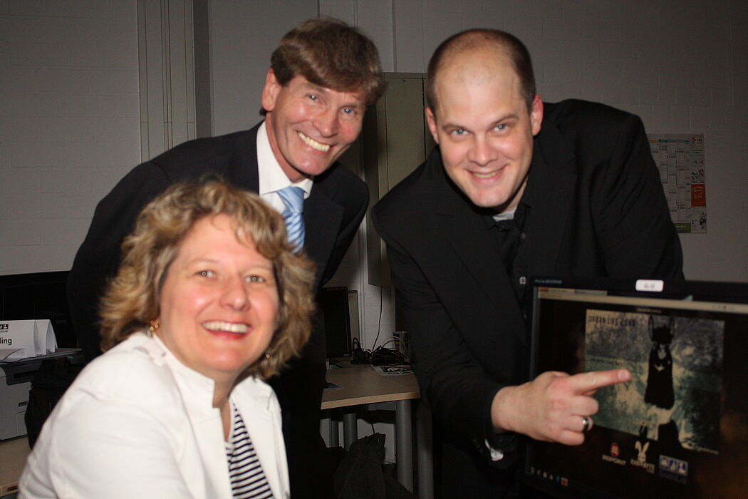 Foto (Universität Paderborn, Patrick Kleibold): NRW-Wissenschaftsministerin Svenja Schulze und Uni-Präsident Prof. Dr. Nikolaus Risch lassen sich von Prof. Dr. Jörg Müller-Lietzkow (rechts) im neuen »Gameslab« der Hochschule das hier entwickelte Com